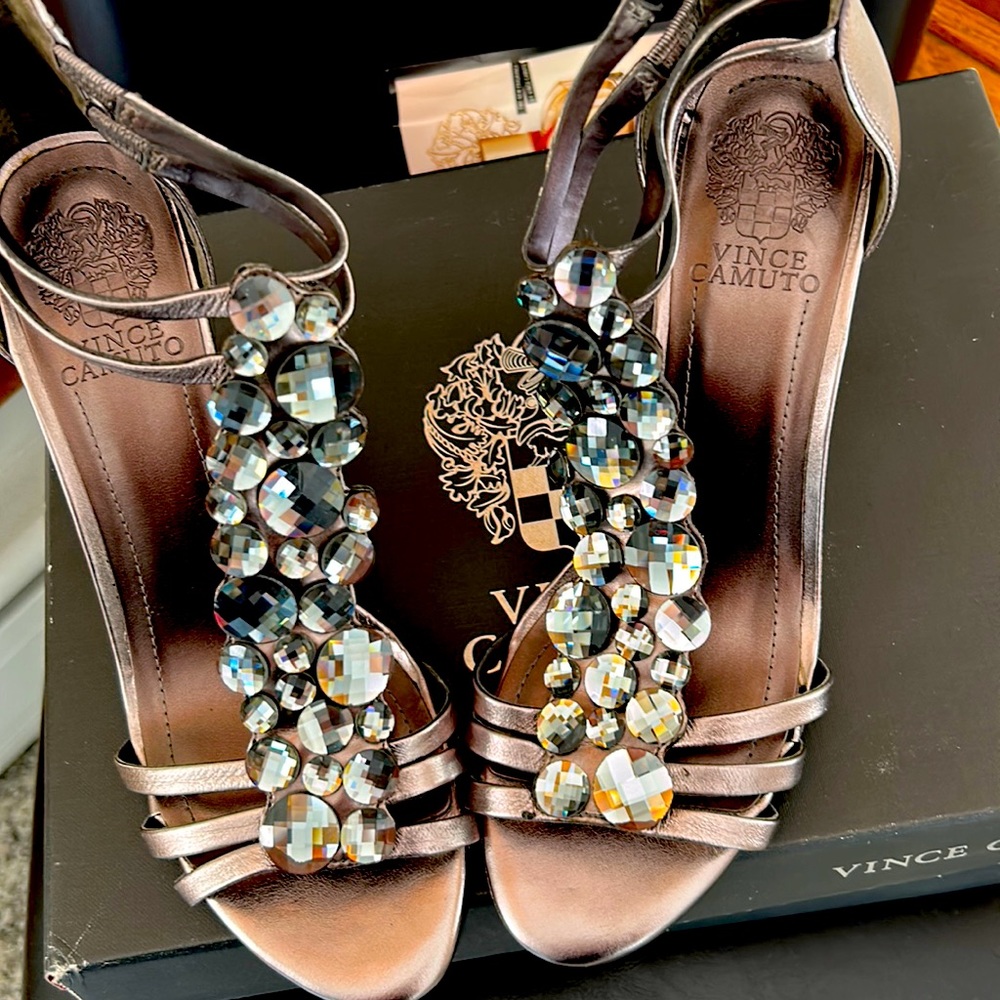 VINCE CAMUTO BRAND NEW NEVER WORN BLING OPEN TOE ZIPPER BACK WEDGE GORGEOUS SHOE